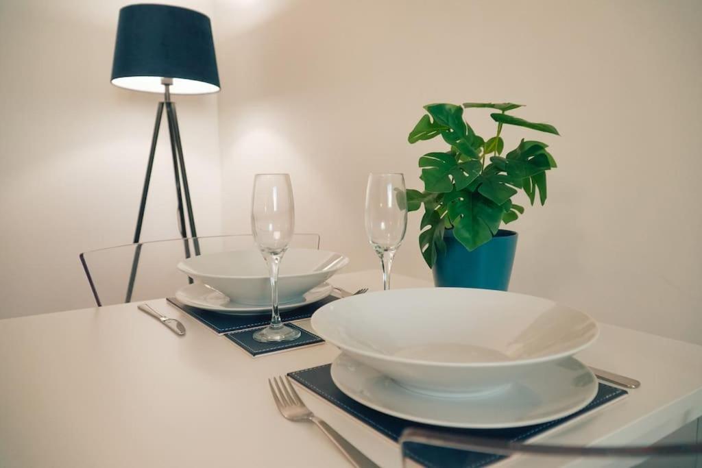 Modern 2 Bed Apartment Near City Centre Chelmsford Esterno foto