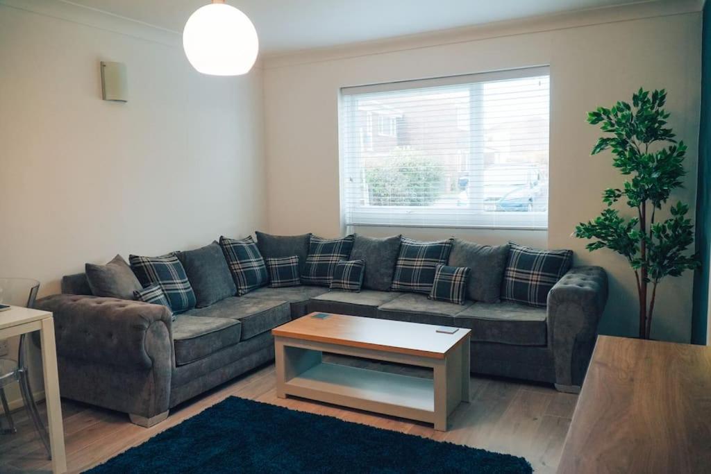 Modern 2 Bed Apartment Near City Centre Chelmsford Esterno foto